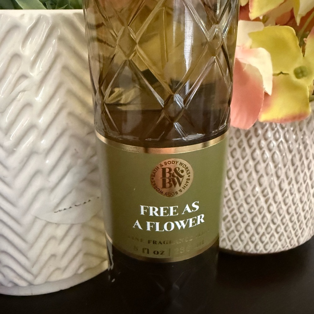 🆕🪷 BATH & BODY WORKS LIMITED EDITION “FREE AS A FLOWER“ FINE FRAGRANCE MIST. NEW - Picture 3 of 7
